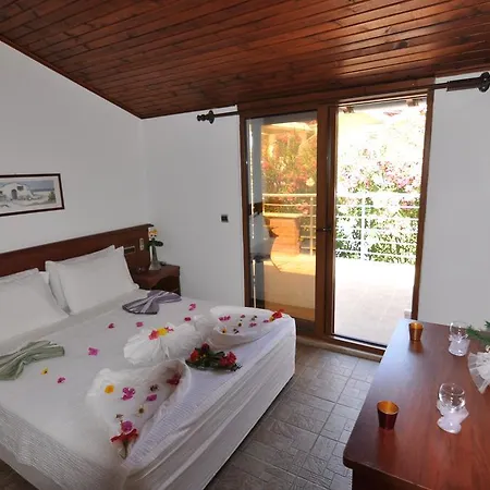 Longhouse Hotel 2*