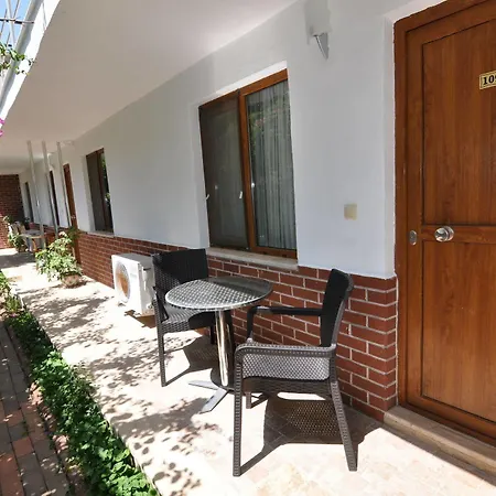 Longhouse Hotel 2*