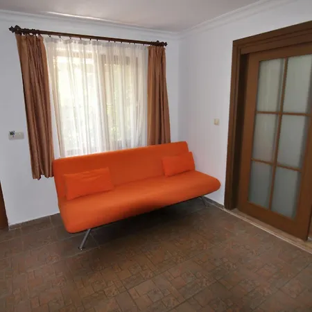 Longhouse Ξενοδοχείο 2*